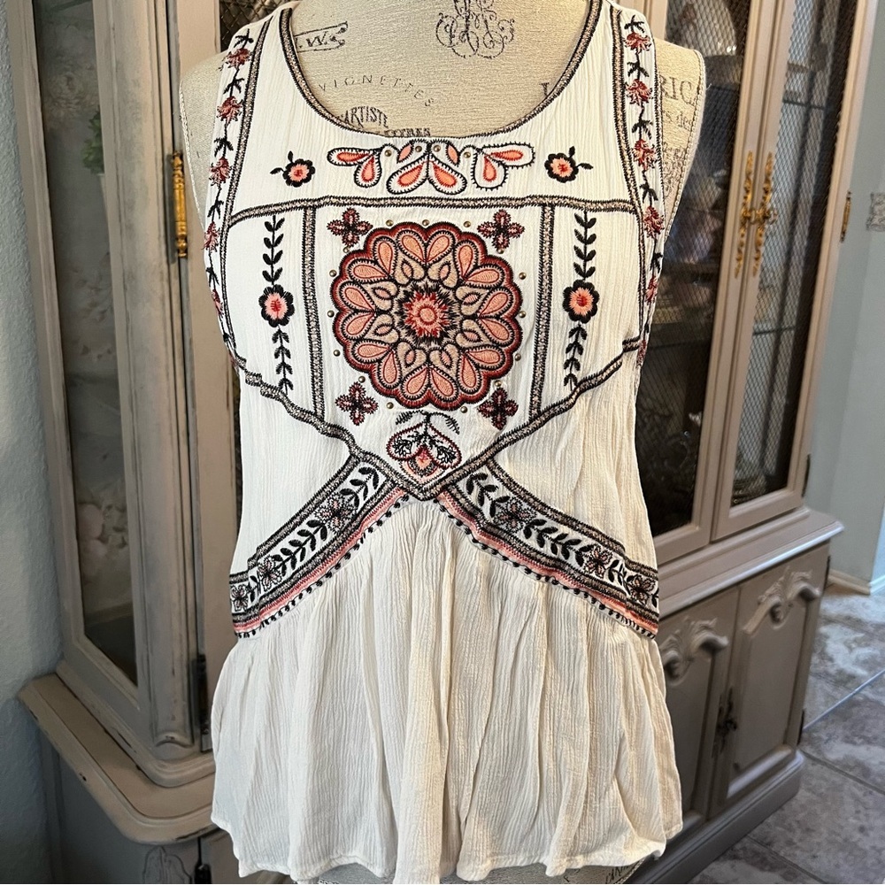 Xhilartion Embroidered White Sleeveless Top size xlarge